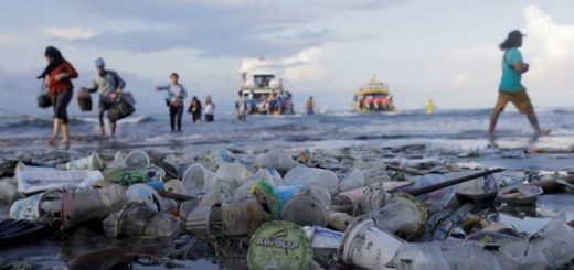 Tourists and local residents disembark a boat coming from nearby Nusa Penida island as plastic trash pollutes the beach in Sanur, Denpasar, Bali, Indonesia April 10, 2018. REUTERS/Johannes P. Christo/Files Read more at https://www.channelnewsasia.com/news/asia/bali-bans-single-use-plastics-aims-to-cut-marine-plastics-by-70-11062738