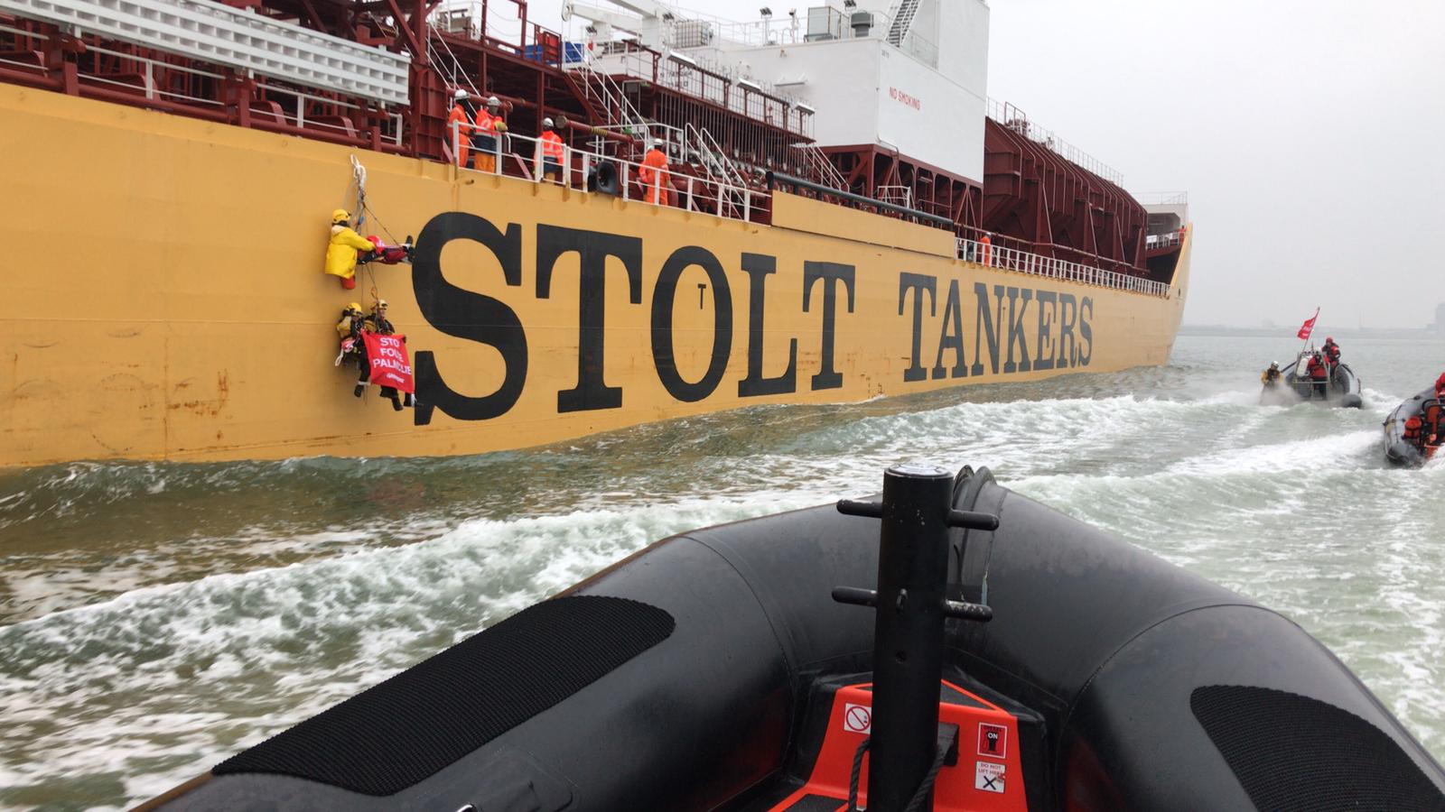 Greenpeace attempts to block palm oil tanker in Rotterdam