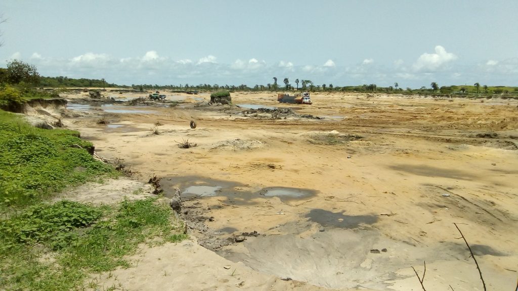 Large coastal areas in Gunjur are transformed into a desolate place ripe to turn into desert. Behind the last dune you see in the picture, the ocean is waiting to invade.